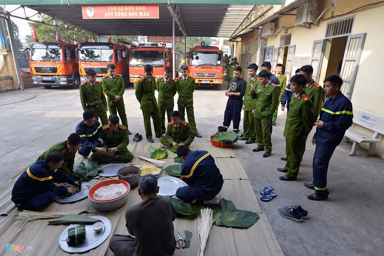 Theo thượng tá Đỗ Anh Quyến, dịp Tết năm nay đơn vị sẽ gói khoảng 200 chiếc bánh chưng, 30 kg giò các loại...