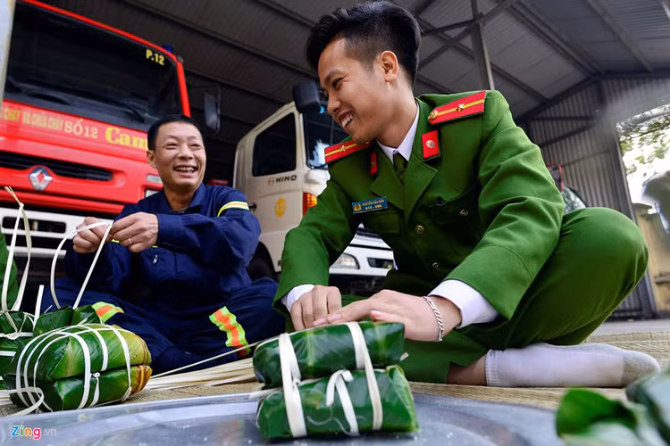 Phòng Cảnh sát PCCC số 12 có gần 20 chiến sĩ trẻ lần đầu ăn Tết tại đơn vị. Dịp này, ngoài quan tâm động viên tinh thần họ, đơn vị còn tổ chức nhiều hoạt động vui chơi, thể thao đón xuân, giúp anh em vơi nỗi nhớ nhà. Trước Tết, số cán bộ trẻ có thành tích xuất sắc đã được cấp trên cho phép về nhà thăm gia đình.