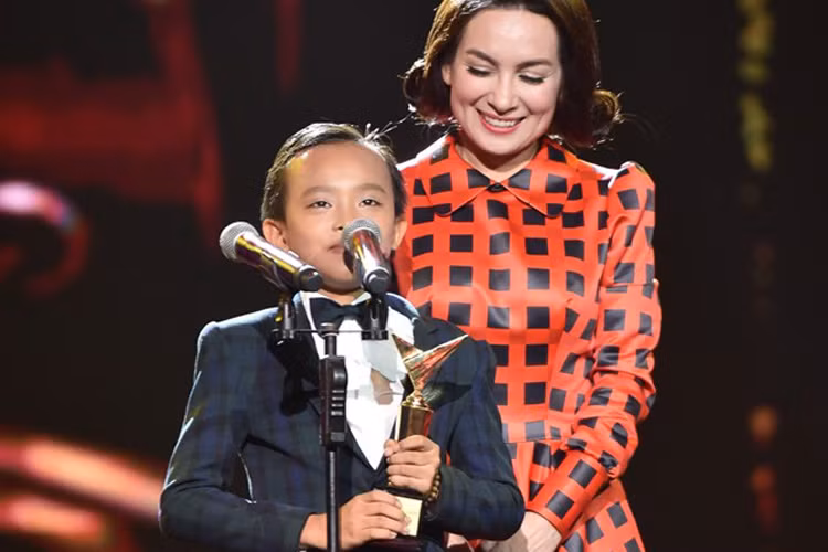 Cả hai còn đều có giành một số giải thưởng. Theo đó, Phương Mỹ Chi từng đoạt giải Ca sĩ mang âm hưởng dân ca tại Giải Mai Vàng 2013, giải Nghệ sĩ mới xuất sắc nhất tại Zing Music Award 2013 trong khi Hồ Văn Cường ẵm giải VTV Awards 2016 ở hạng mục Ca sĩ ấn tượng. (Ảnh: Zing) 