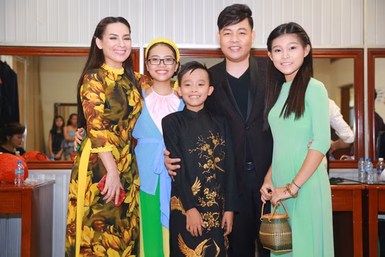 Rời cuộc thi, hai giọng ca nhí này cũng đều trở thành con nuôi của hai ca sĩ nổi tiếng hải ngoại. Với Phương Mỹ Chi, em có bố nuôi là ca sĩ Quang Lê còn Hồ Văn Cường được nhận nuôi bởi ca sĩ Phi Nhung. (Ảnh: VOV) 