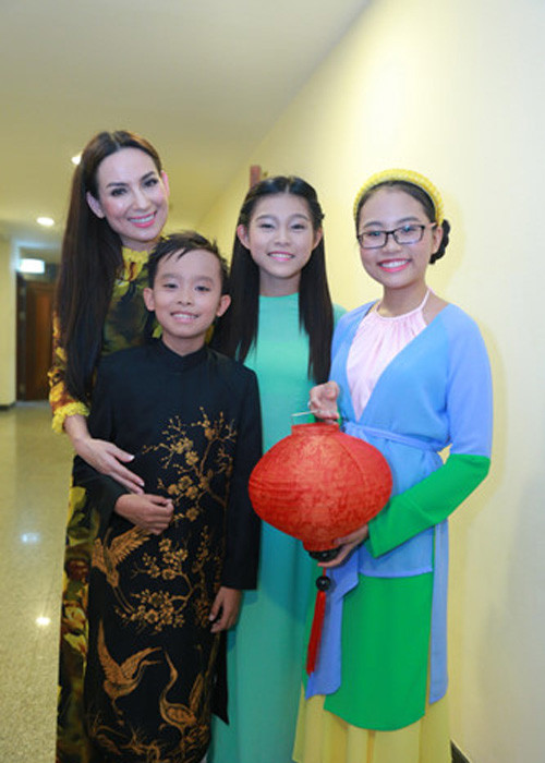 Dù nhỏ tuổi đã nổi tiếng nhưng cậu bé gốc Tiền Giang và “cô bé dân ca” vẫn không tỏ ra kiêu căng hay chảnh. Cả hai đều được đánh giá luôn khiêm tốn, lễ phép, ngoan ngoãn và sống tình cảm. (Ảnh: VOV) 