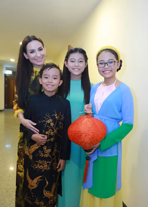 Dù nhỏ tuổi đã nổi tiếng nhưng cậu bé gốc Tiền Giang và “cô bé dân ca” vẫn không tỏ ra kiêu căng hay chảnh. Cả hai đều được đánh giá luôn khiêm tốn, lễ phép, ngoan ngoãn và sống tình cảm. (Ảnh: VOV) 