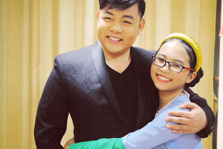 Trong khi Quang Lê bỏ số tiền “khủng” giúp Phương Mỹ Chi thực hiện các sản phẩm âm nhạc Phi Nhung vừa dìu dắt Hồ Văn Cường ca hát vừa hỗ trợ cậu con nuôi này học hành cũng như giúp đỡ gia đình của em. (Ảnh: Facebook nhân vật) 