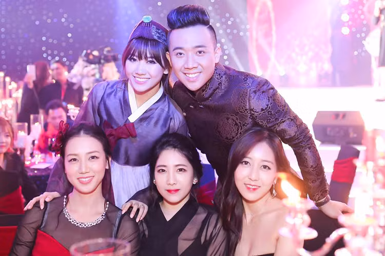 Lần đầu tiên Maria lộ diện trước truyền thông Việt Nam là khi cô trở về Việt Nam tham dự đám cưới của chị gái Hari Won và Trấn Thành. (Ảnh: Facebook Hari Won)