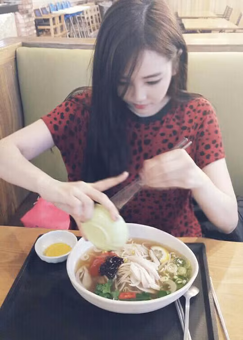 Thông tin về cô em gái thứ hai của Hari Won rất hiếm hoi. Được biết, Maria hiện đang sống ở Hàn Quốc. (Ảnh: Facebook nhân vật)