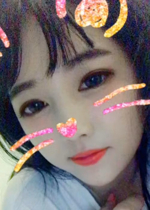 Cô em gái của Hari Won sở hữu vẻ đẹp đậm chất Hàn Quốc với gương mặt xinh xắn và làn da trắng mịn. (Ảnh: Facebook nhân vật)