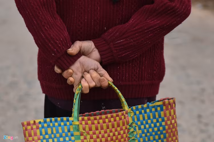 Những chiếc làn xưa cũ vẫn được sử dụng.