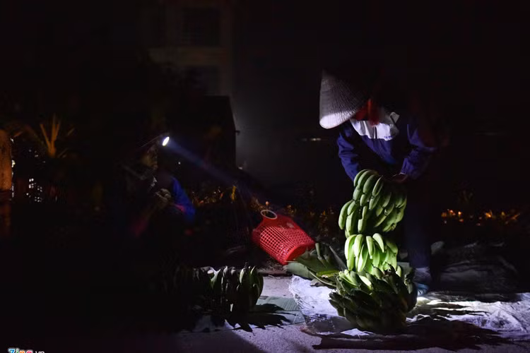 Phiên chợ cuối năm là dịp buôn bán lớn cuối cùng trong năm. Trong khi năm nay chuối thờ tăng giá đột biến lên 6.000 đồng/quả, tương đương khoảng 150.000-200.000 đồng/nải...