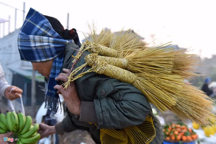 Không giống như chợ thành phố, chợ Thanh Mai vẫn giữ được nhiều nét quê với những người nông dân mang đến bán vài món “cây nhà lá vườn”.