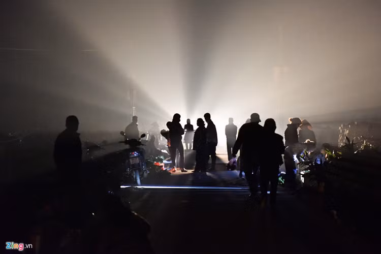 Đã thành thông lệ, vào phiên chợ Tết, người người nườm nượp đổ về con đê bên cạnh chợ để bày hàng từ 4h.