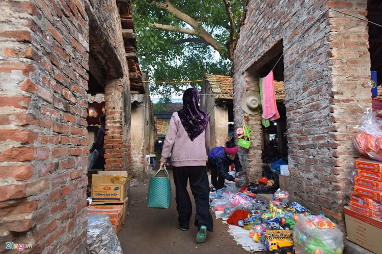 Từ Hà Nội theo hướng đi Hà Đông rồi rẽ vào đê sông Đáy có rất nhiều khu chợ. Trong đó, nổi bật là chợ Thanh Mai với những nét nông thôn thân quen.