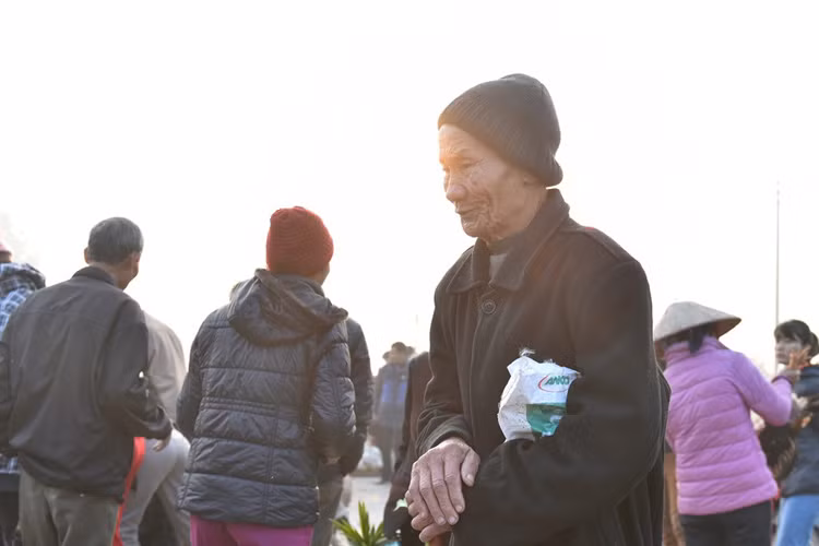 Và đặc biệt là có những người đến đây chỉ để ngắm nhìn, để tận hưởng không khí chợ quê ngày Tết mà chẳng bán mua gì.