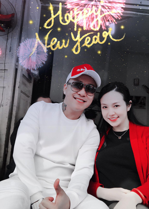 Ca sĩ Tuấn Hưng chia sẻ hình ảnh bên bà xã kèm lời chúc mọi người năm mới an khang, thịnh vượng và hạnh phúc tràn đầy. (Ảnh: Facebook nhân vật)