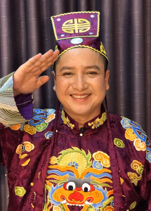 "Táo giao thông" Chí Trung rạng rỡ ở hậu trường buổi ghi hình đầu tiên của chương trình Táo quân 2017. (Ảnh: Facebook Chí Trung)