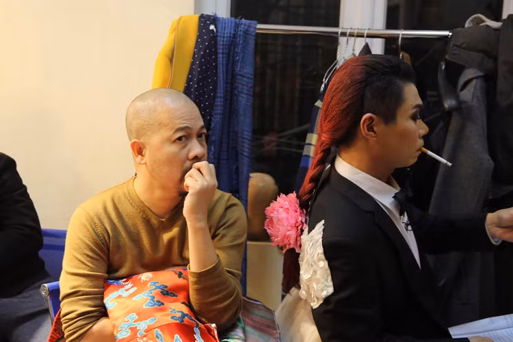 Loạt ảnh hậu trường Táo quân 2017 đã hé lộ tạo hình khá nam tính của "Cô Đẩu" do Công Lý đóng. Được biết, đây là nhân vật được chăm chút nhất trong chương trình Táo quân năm nay. (Ảnh: Facebook Hat Lu Lu)