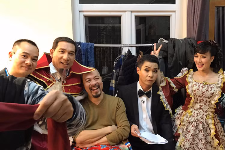 NTK Đức Hùng (thứ ba bên trái) cũng có mặt để chăm chút phục trang cho các Táo. (Ảnh: Facebook Hat Lu Lu)