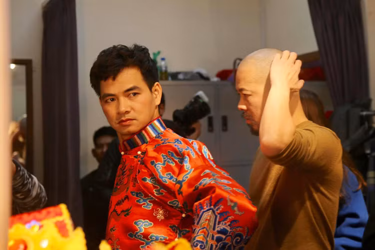 NTK Đức Hùng chỉnh sửa trang phục cho "Nam Tào" Xuân Bắc trước giờ ghi hình. (Ảnh: Facebook Hat Lu Lu)