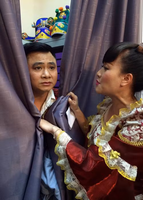 Trước giờ lên sân khấu, danh hài Vân Dung và Tự Long có tâm trạng khá thoải mái. (Ảnh: Zing)