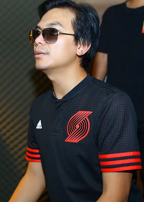 Trước đó, Nam Em rất mến mộ và yêu thích giọng ca của ca sĩ Mạnh Quỳnh. Trong một dịp hội ngộ cô cũng hào hứng nhận Mạnh Quỳnh là “bố nuôi”. 