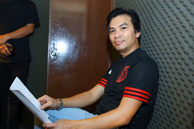 Đánh giá về Nam Em, Mạnh Quỳnh cho biết, người đẹp có chất giọng truyền cảm, nhẹ nhàng và có nội lực, nếu biết phát huy sẽ thành công. 