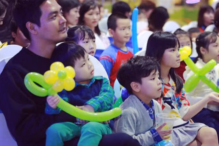 Trong việc dạy dỗ con cái, nam MC sinh năm 1981 vốn là ông bố vô cùng nghiêm khắc, thường “đóng vai ác”. Dù không ủng hộ “thương cho roi cho vọt” nhưng Phan Anh vẫn dùng đòn roi khi cần thiết để uốn nắn các con. (Ảnh: FBNV) 