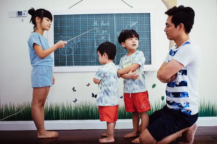 Tuy nhiên, nam MC điển trai lại là một ông bố gần gũi với con. Phan Anh luôn kiên nhẫn nghe con kể chuyện hay tham gia vào các trò chơi của con trẻ để tình cảm bố con trở nên ngày càng gắn bó. (Ảnh: FBNV) 