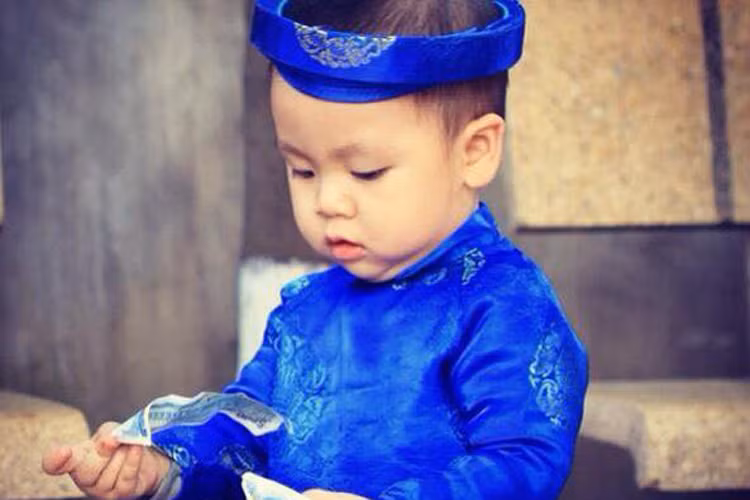 Bé Nhật Minh nhà Phan Anh dù nhỏ tuổi nhất trong nhà nhưng lại được bố tiết lộ là người khá ghê gớm, chuyên bắt nạt anh chị, thậm chí đã biết lấy nước mắt ra dọa cả nhà. Theo chia sẻ của Phan Anh, cậu nhóc hiếu động và thích màu hồng. (Ảnh: FBNV) 