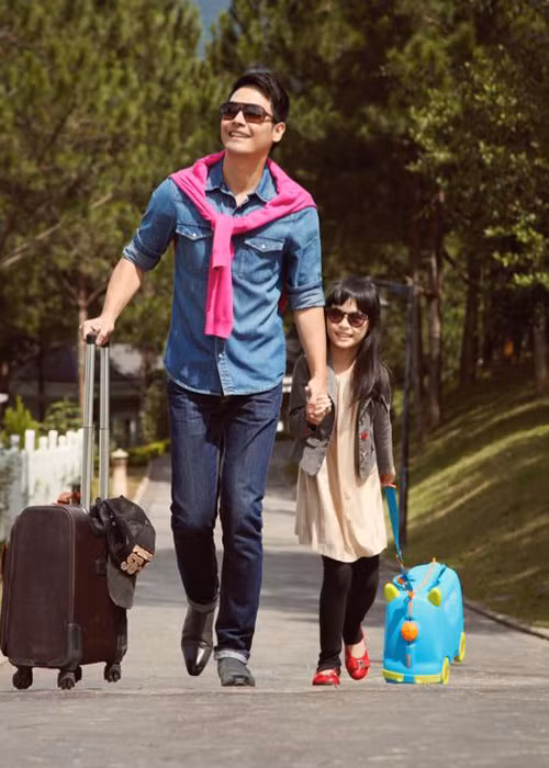 Sau khi tập đầu tiên của “Bố ơi! Mình đi đâu thế mùa 1” phát sóng, MC Phan Anh và con gái Bảo Anh lập tức đã nhận được sự chú ý đặc biệt của khán giả. Tuy nhiên cũng từ khi tham gia chương trình, nam MC nhận ra con gái có đôi phần sợ bố. (Ảnh: FBNV) 