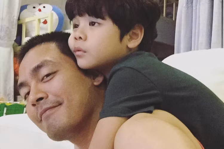 Hai con trai MC Phan Anh là Bảo Minh và Nhật Minh rất kháu khỉnh. Theo lời nam nghệ sĩ sinh năm 1981, bé Bảo Minh (Bin) rất hiền lành, hay cười. Dù còn nhỏ nhưng bé khá chín chắn và tự lập. (Ảnh: FBNV) 