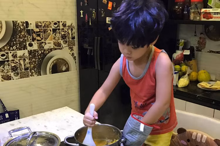 MC Phan Anh cũng từng vô cùng xúc động vì được bé Bin chăm sóc chu đáo. “Bố đang trong giai đoạn dễ xúc động thì chớ, con vừa thấy bố về đã bá vai bá cổ hôn chụt chụt, rồi còn bảo để con lấy đồ ăn cho bố nữa”, anh khoe. (Ảnh: FBNV) 