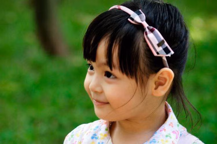 Bảo Anh (Bo) là cô con gái đầu lòng của nam MC. Ngay từ lúc còn nhỏ, bé đã sở hữu vẻ ngoài xinh xắn, đáng yêu. Phan Anh từng tâm sự con gái thông minh, nhạy cảm nhưng bướng bỉnh. (Ảnh: FBNV) 