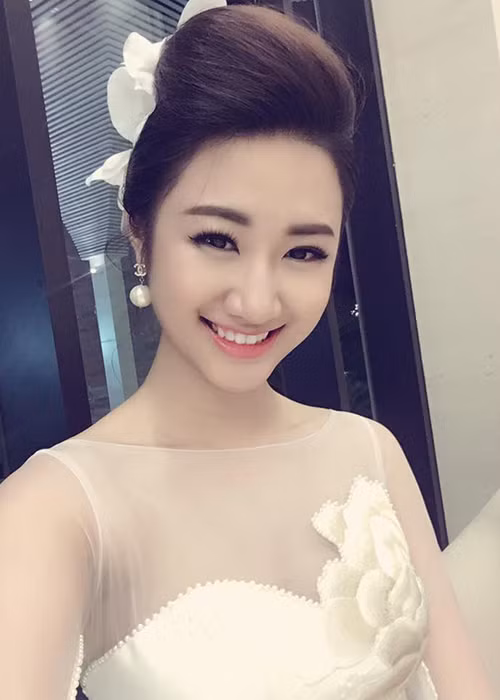 Những điểm thu hút nhất của Hoa hậu Thu Ngân là gương mặt đẹp kiêu sa, thuần Việt với đôi mắt biết cười, chiếc mũi cao và khuôn miệng đẹp. (Ảnh: Facebook nhân vật)