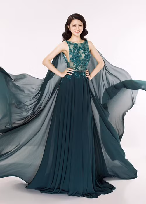 Hiện tại, Thu Ngân đang là sinh viên khoa Quản trị khách sạn tại Thụy Sĩ. Cô sử dụng thành thạo cả tiếng Anh và tiếng Pháp. (Ảnh: Facebook nhân vật)