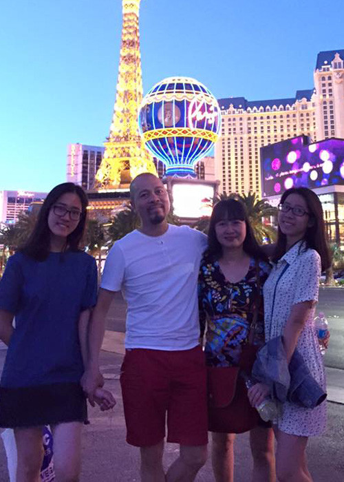 Hình ảnh gia đình hạnh phúc của NTK Đức Hùng trong một chuyến đi chơi. (Ảnh: Facebook nhân vật)