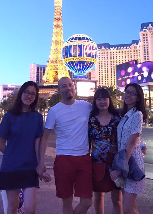 Hình ảnh gia đình hạnh phúc của NTK Đức Hùng trong một chuyến đi chơi. (Ảnh: Facebook nhân vật)