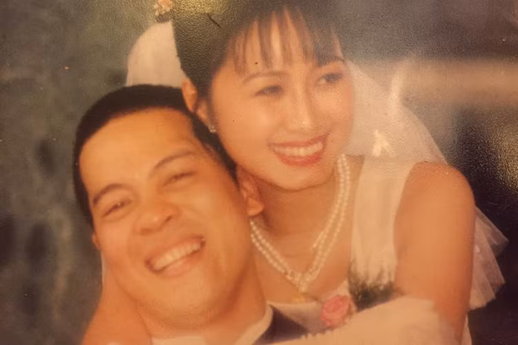 Nhà thiết kế gắn bó với chương trình Táo quân vốn là tên tuổi nổi tiếng trong làng thời trang Việt Nam, đặc biệt là trang phục áo dài. Ngoài sự nghiệp thành công, anh còn có một gia đình hạnh phúc. (Ảnh: Facebook nhân vật)