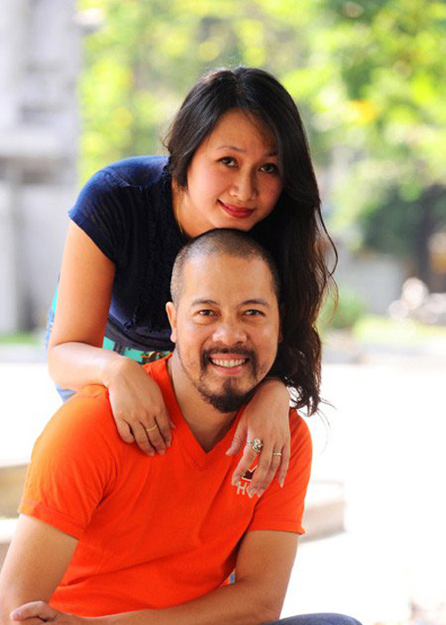 NTK Đức Hùng kết hôn cách đây 20 năm. Bà xã của anh không làm trong lĩnh vực nghệ thuật nhưng rất thông cảm với công việc của chồng. (Ảnh: Facebook nhân vật)