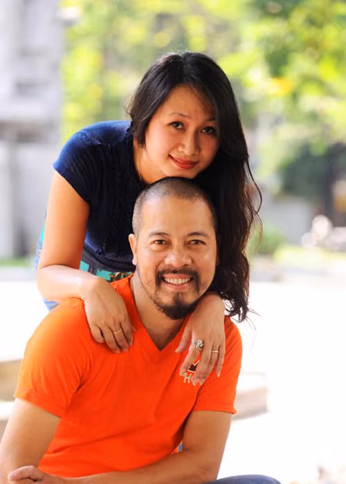 NTK Đức Hùng kết hôn cách đây 20 năm. Bà xã của anh không làm trong lĩnh vực nghệ thuật nhưng rất thông cảm với công việc của chồng. (Ảnh: Facebook nhân vật)