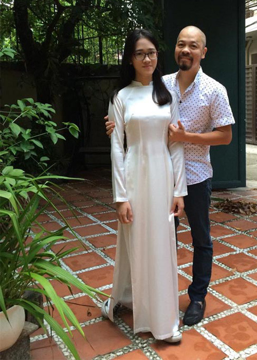 Hai cô con gái của nam thiết kế sinh năm 1968 đều lớn phổng phao và ra dáng thiếu nữ. Đặc biệt, ái nữ đầu lòng của anh sở hữu chiều cao nổi bật. (Ảnh: Facebook nhân vật)