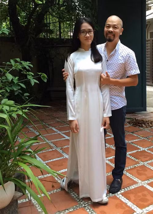 Hai cô con gái của nam thiết kế sinh năm 1968 đều lớn phổng phao và ra dáng thiếu nữ. Đặc biệt, ái nữ đầu lòng của anh sở hữu chiều cao nổi bật. (Ảnh: Facebook nhân vật)