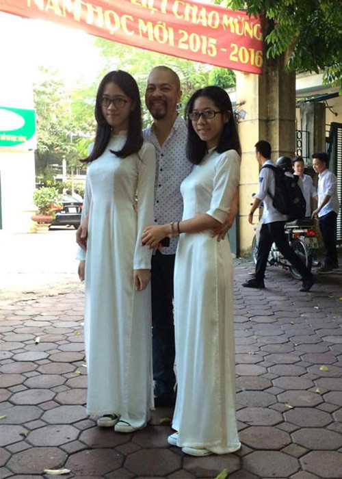 NTK Bùi Đức Hùng rất hiếm chia sẻ về hai cô con gái của mình với báo giới. Trong ảnh, anh đích thân đưa hai con gái đến trường trong ngày khai giảng. (Ảnh: Facebook nhân vật)