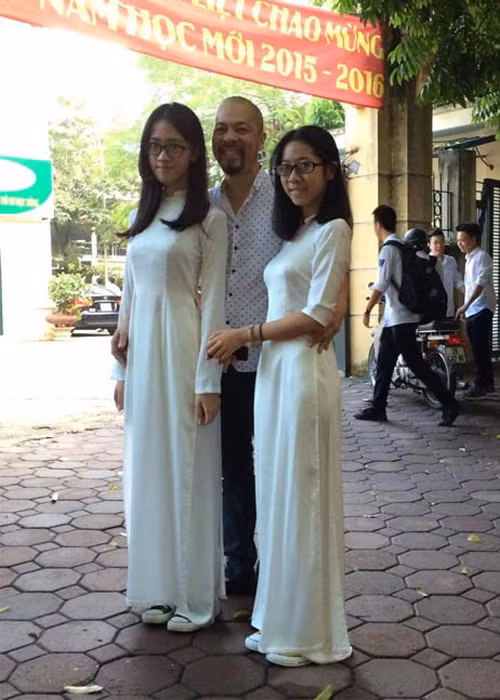 NTK Bùi Đức Hùng rất hiếm chia sẻ về hai cô con gái của mình với báo giới. Trong ảnh, anh đích thân đưa hai con gái đến trường trong ngày khai giảng. (Ảnh: Facebook nhân vật)