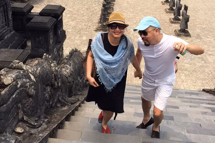 Nam thiết kế sinh năm 1968 từng chia sẻ, thời gian đầu mới kết hôn hai vợ chồng khắc khẩu, không tránh khỏi xích mích nhưng nhanh chóng hòa giải và giữ được hôn nhân êm ấm. (Ảnh: Facebook nhân vật)