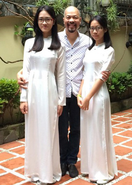 Cưới nhau 20 năm, vợ chồng NTK Bùi Đức Hùng đã có với nhau hai cô con gái. Hiện cả hai đang học trung học và cách nhau ít tuổi. (Ảnh: Facebook nhân vật)