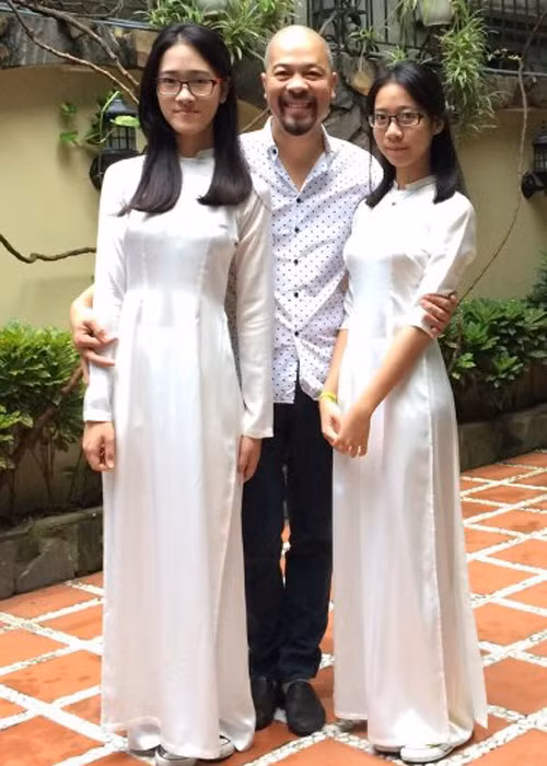 Cưới nhau 20 năm, vợ chồng NTK Bùi Đức Hùng đã có với nhau hai cô con gái. Hiện cả hai đang học trung học và cách nhau ít tuổi. (Ảnh: Facebook nhân vật)