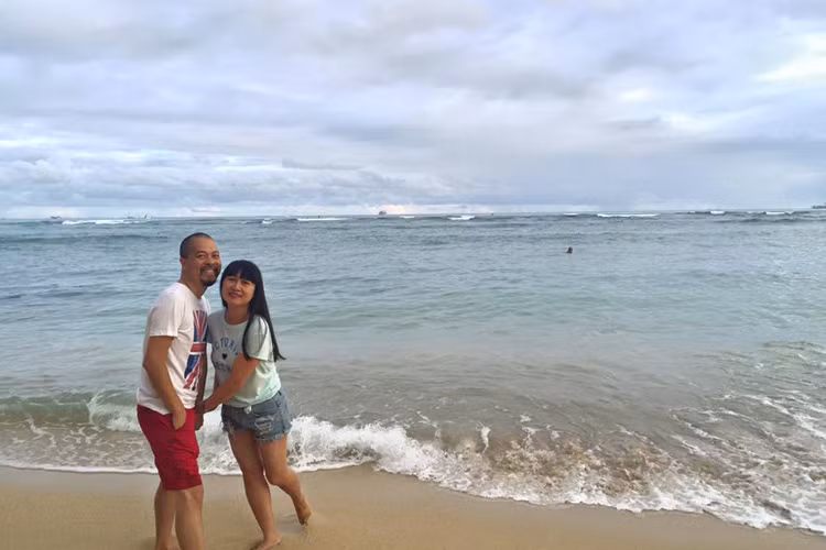 Vợ chồng NTK Đức Hùng khá kín tiếng trong giới nghệ sĩ. Trong ảnh, nam thiết kế họ Bùi và bà xã tay trong tay hạnh phúc trong chuyến sang Mỹ vào năm 2016. (Ảnh: Facebook nhân vật)