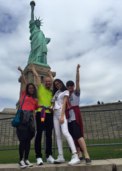 Theo tiết lộ của NTK Đức Hùng, hai con gái của anh đều vẽ đẹp vì vậy có lẽ cả hai sẽ theo con đường nghệ thuật giống như bố. (Ảnh: Facebook nhân vật)