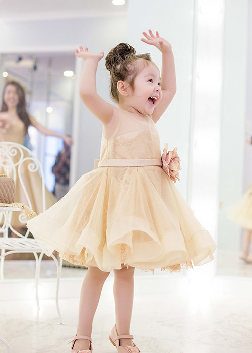 Con gái hot girl Elly Trần hiện đã được hơn 2 tuổi và càng lớn càng xinh xắn, dễ thương. 