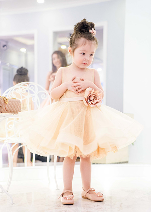 Ở hậu trường buổi chụp ảnh thời trang cùng mẹ, bé Mộc Trà có nhiều khoảnh khắc đáng yêu, xinh như thiên thần. 