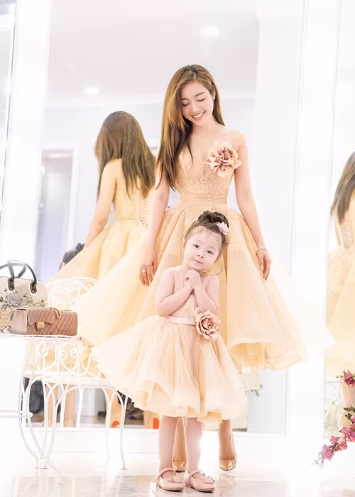 Được biết, Elly Trần đã kết hợp với người bạn của mình - NTK Anh Thư sáng lập ra dòng thời trang, phụ kiện dành cho mẹ và bé. 